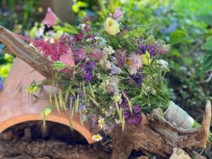 Vintage Brautstrauss Stil mit Wiesenblumen Kornblumen Sterndolde aufgenommen im Gartenglück Garten Pörnbach für Standesamt