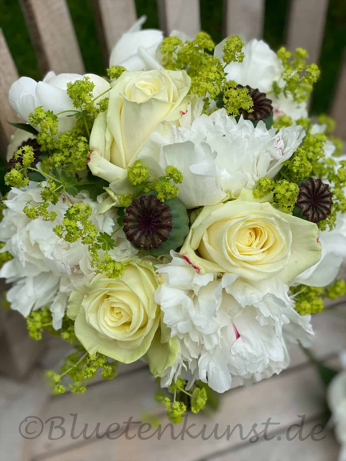 Brautstrauß in Weiß weiße Rosen und Pfingstrosen