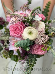 Floristik Brautstrauss mit Hochzeitsblumen vintage passend um Brautkleid