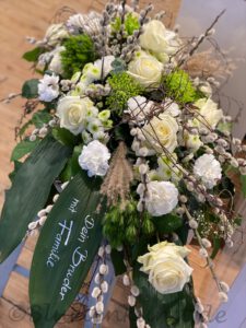 stilvolle Trauer Floristik aus Pfaffenhofen weisses Trauergesteck mit Rosen und Gerbera