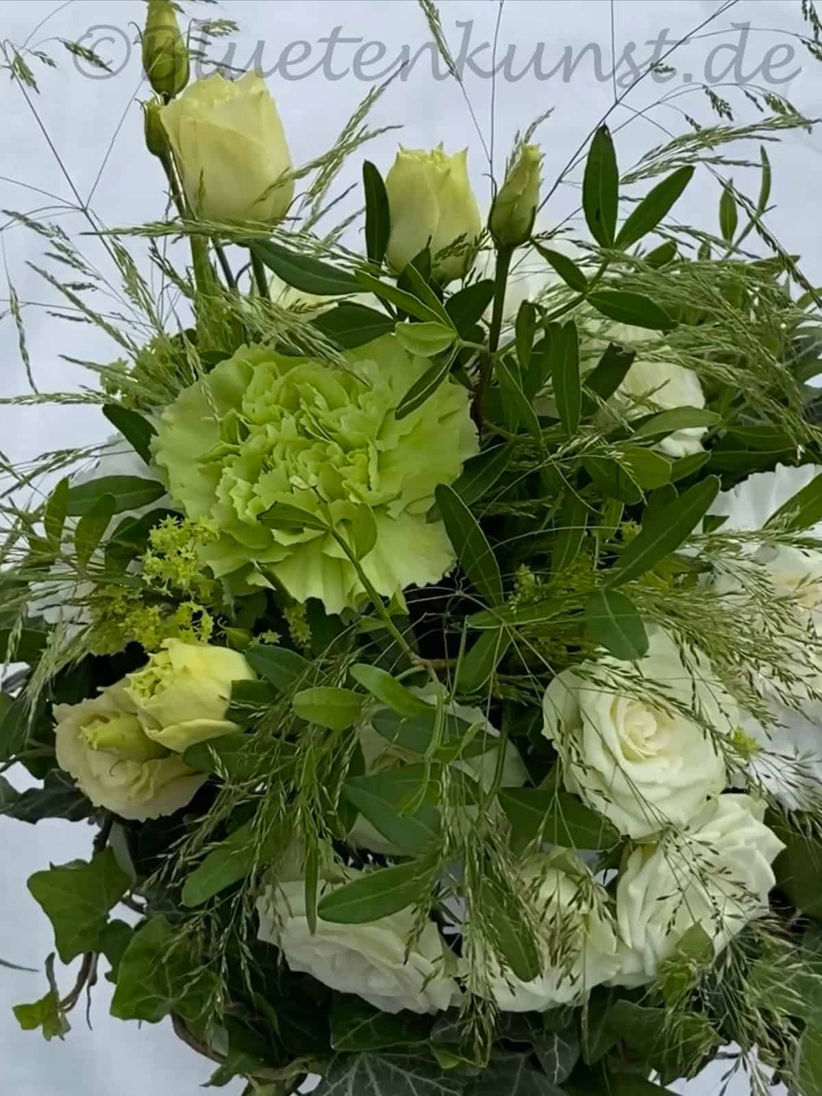 stilvoller Brautstrauss mit weißen Polyantha Rose