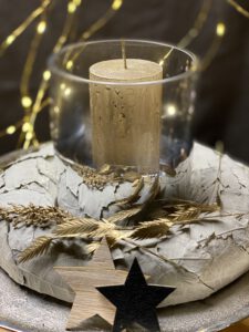 Weihnachtsdeko 2021 Windlicht von Wittkemper (Art.: 10322919 ) mit Vosteen Stumpenkerze rustic champagner und einen Kranz aus Pappel Blättern mit Blattährengras und Hirse in gold