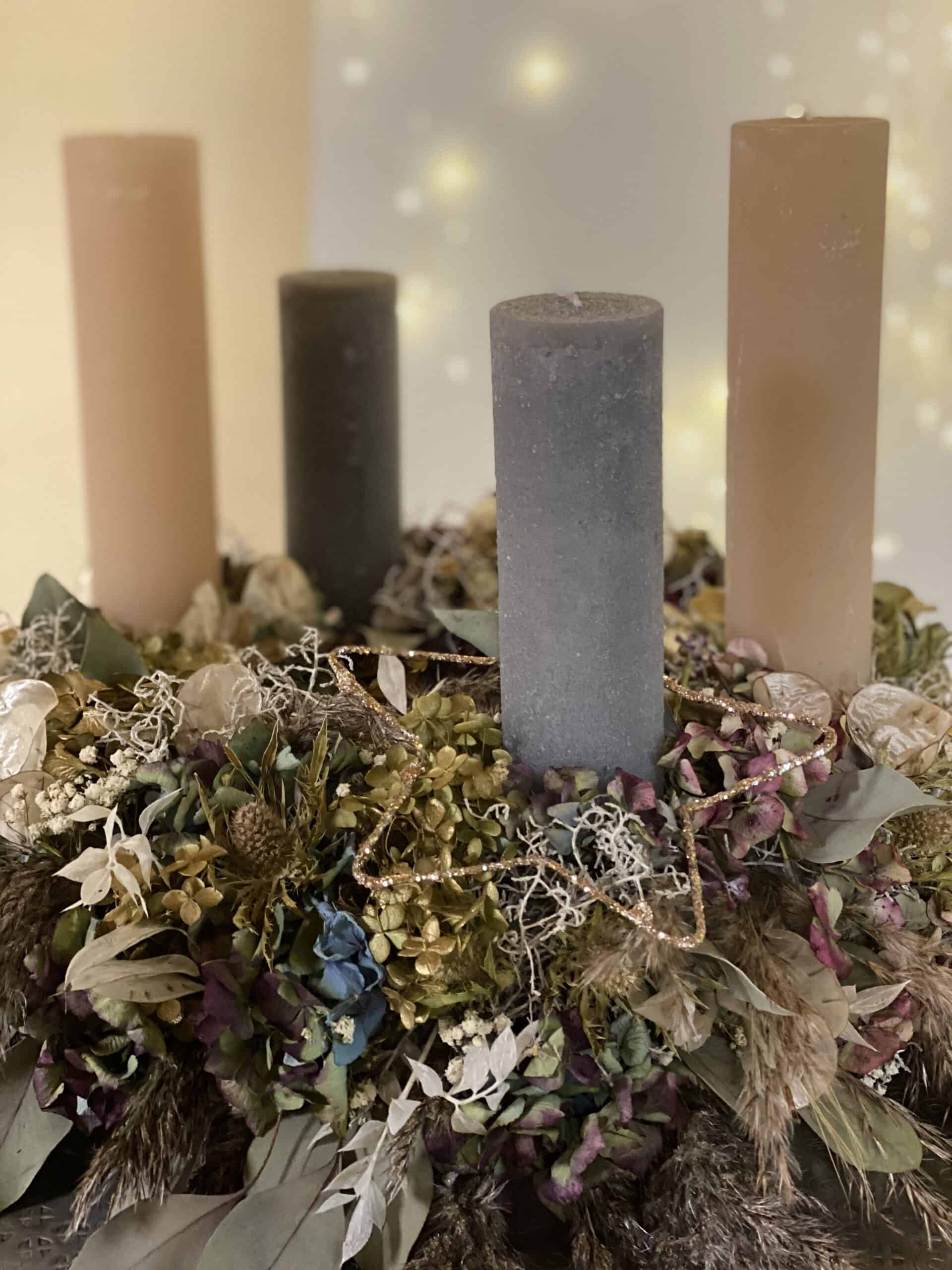 Adventskranz 2020 und moderne Weihnachtsdeko 2020 mit 4 Weizenkorn Kerzen in Farbe steingrau und nuss aus getrockneten Hortensien , Eukalyptus , Trockenblume von Gartenglück & Blütenkunst aus Pörnbach