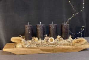 moderne weihnachtsdeko 2021 mit 4 Schwarzen Rustic Stumpen Kerzen von Kaheku , Islandmoos , Trockenblume , Distel auf Teaktablett exklusiv vintage