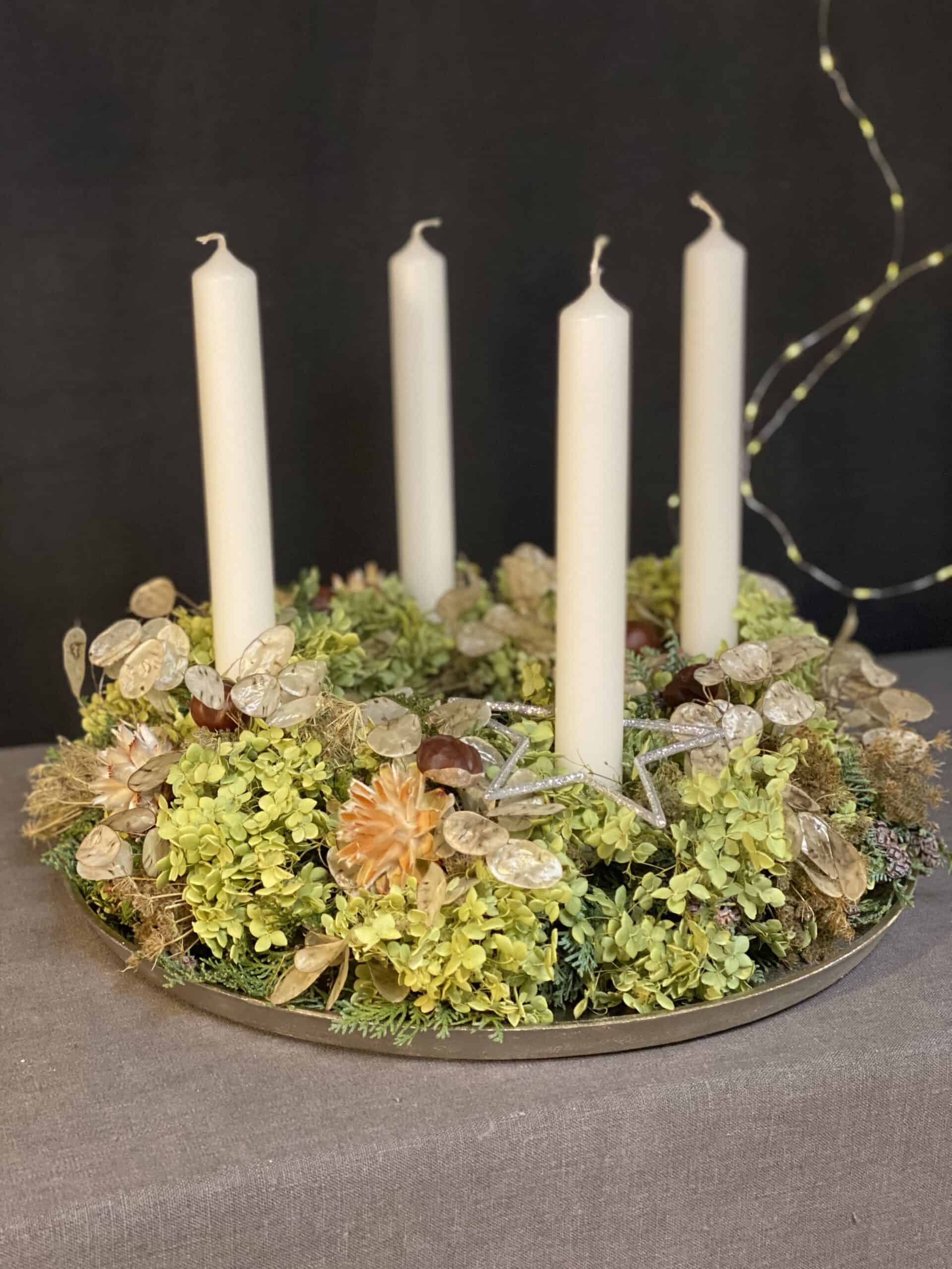 Advendskranz 2021 mit 4 weißen Kerzen, Hortensien, Trockenblumen
