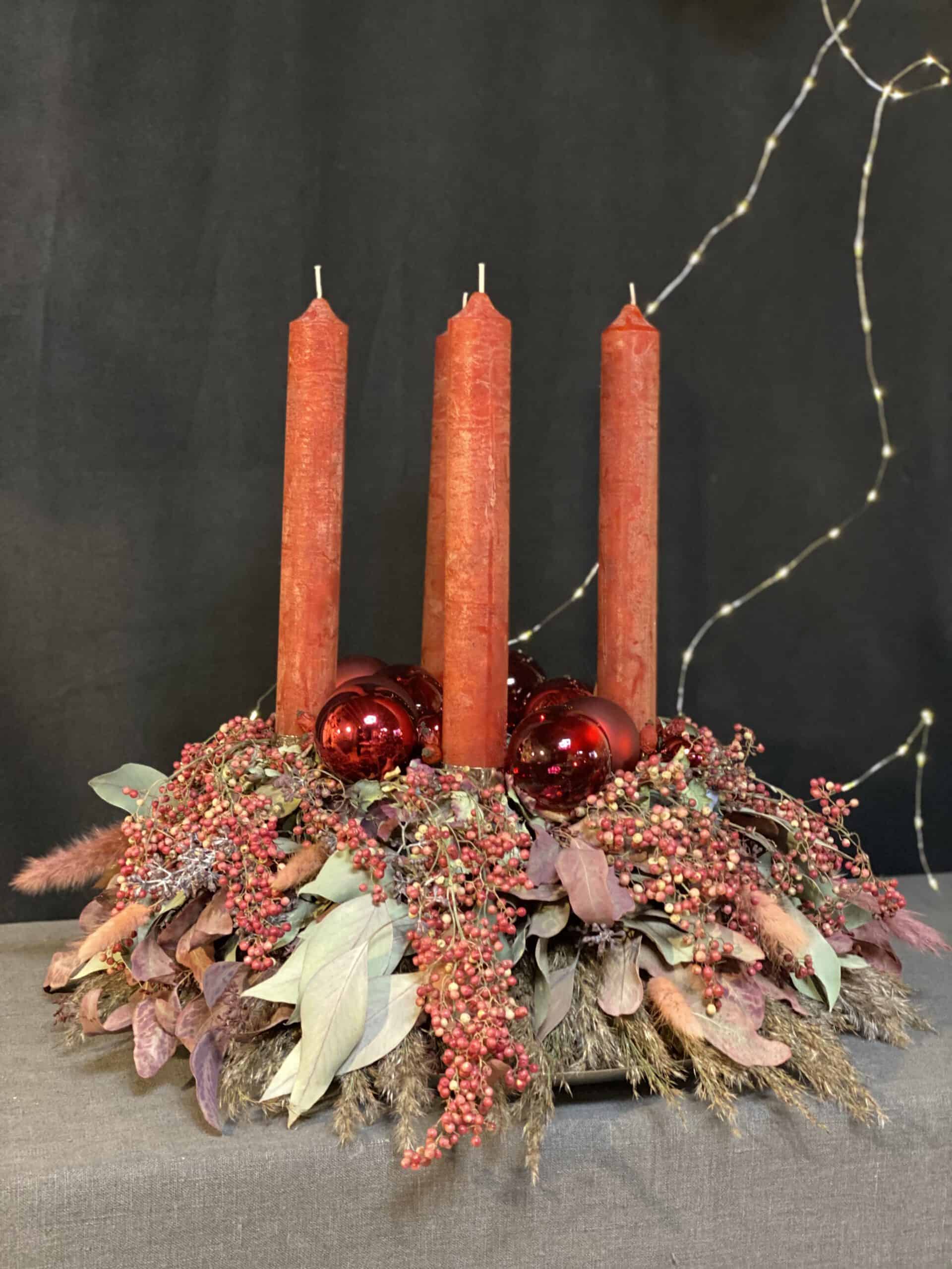 Exklusiver Adventskranz 2021 mit langen roten Kerzen und roten Pfeffer, Eukalyptus
