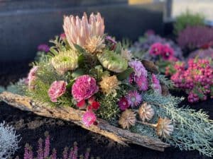 Allerheiligengestecke , Grabgesteck und moderne Trauergestecke mit Protea, Moos aus Pörnbach in Bayern