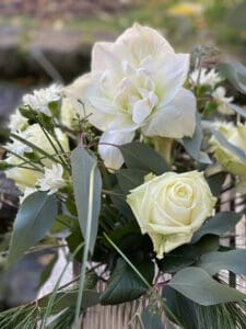 Blumen und Floristik aus Pörnbach mit weissen Rosen