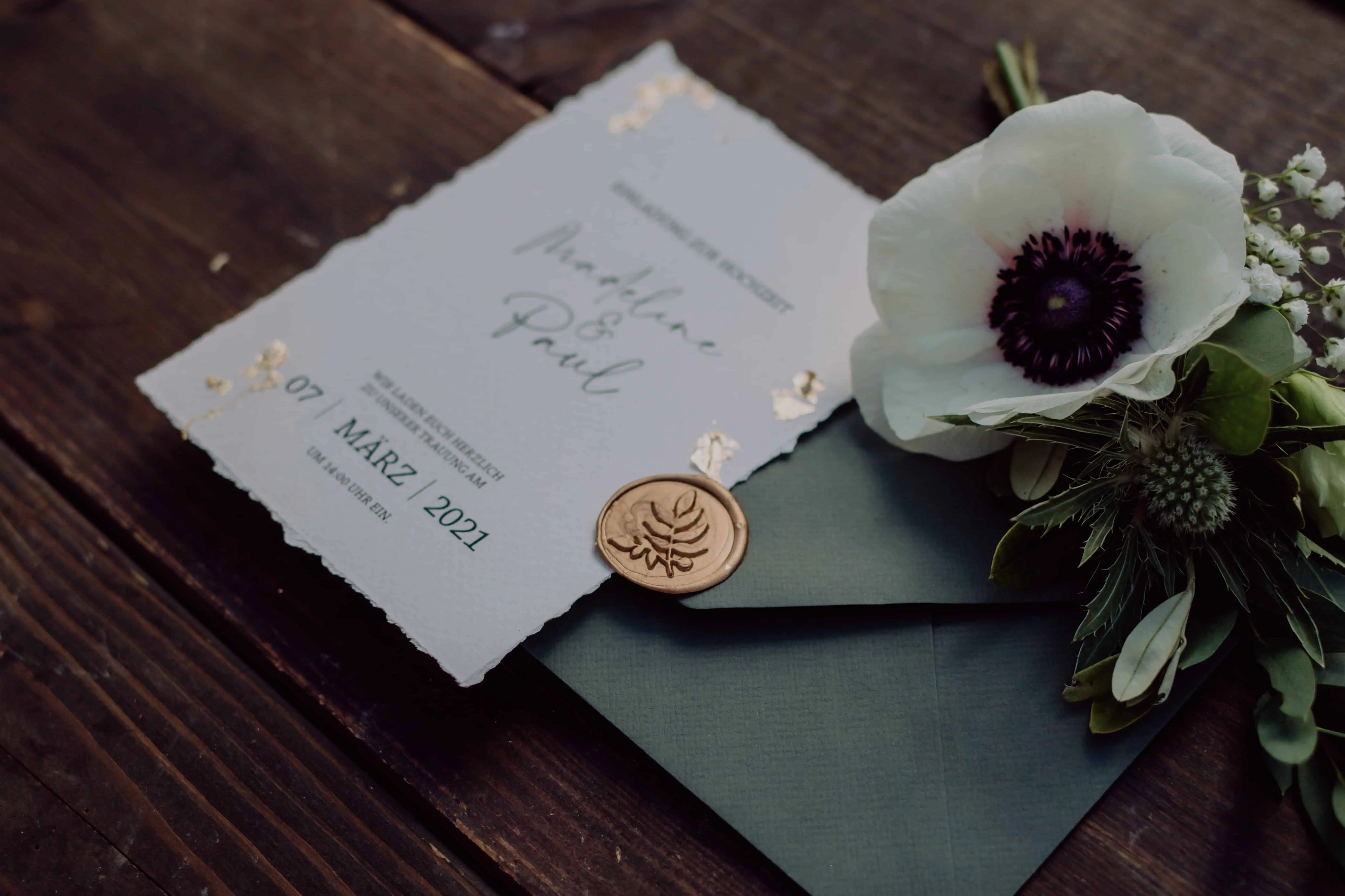 Hochzeitsfloristik und Papeterie Einladungskarte Papterie mit Anstecker für Bräutigam mit Anemone für Grüne Hochzeit mit Blumen aus Pfaffenhofen