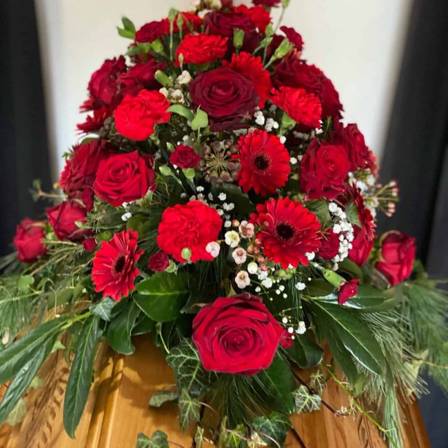 Sargbukett klassisch mit roten Rosen, Gerbera für christliche Trauerfeier in Baar-Ebenhausen