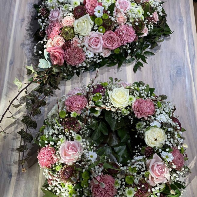 moderne Trauerkränze und Herz in weiss, pink, lila, rosa , bunt mit Rosen, Ranukel, Nelken , Schleierkraut, Crysamtheme