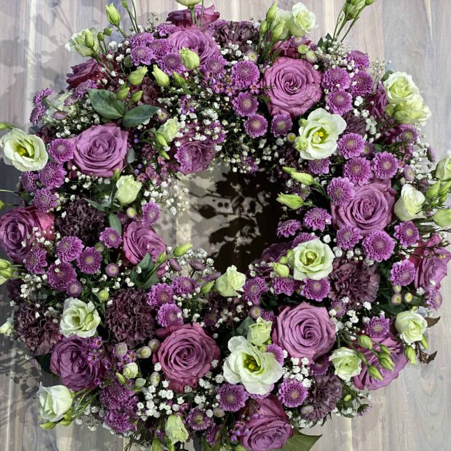 stilvoller Moderner urnenkranz in violett - lila mit Rosen, Lisianthus, Schleierkraut, Nelken - Nahaufnahme