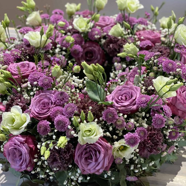 Moderner Trauerkranz in violett - lila mit Rosen, Lisianthus, Schleierkraut, Nelken, Chrysanthemen