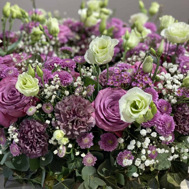 Moderner Trauerkranz in violett - lila mit Rosen, Lisianthus, Schleierkraut, Nelken - Nahaufnahme