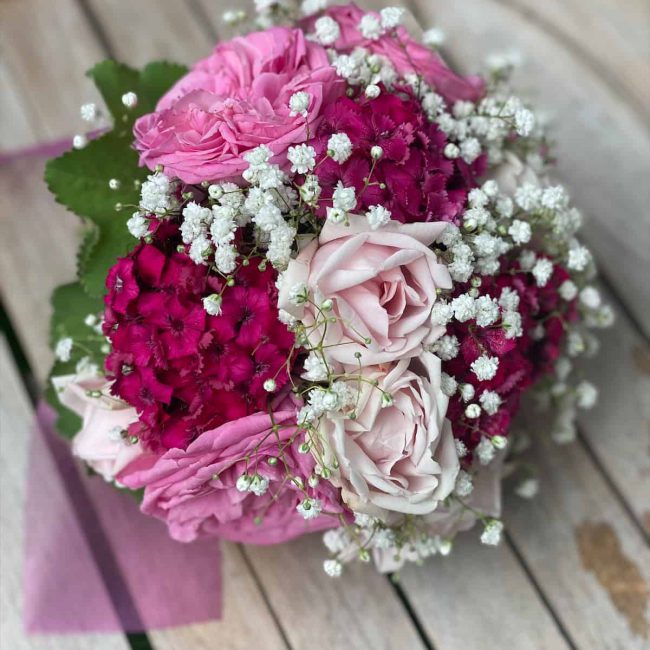 romantischer Brautstrauß in rosa mit Rosen