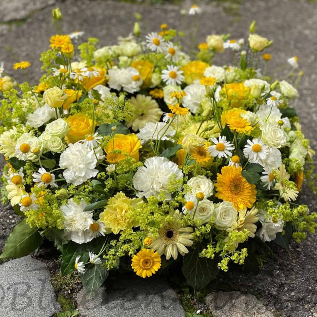 moderner Trauerkranz mit gelben stilvollen Rosen, Gerbera, Nelken Trauerfloristik