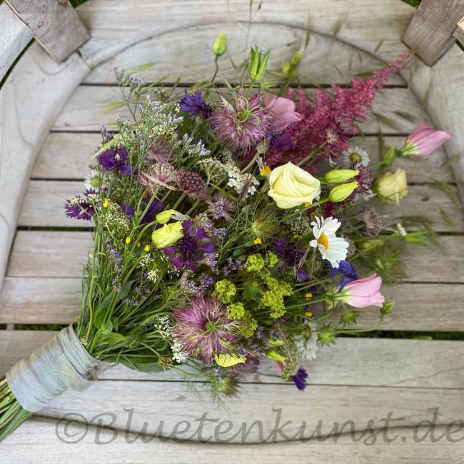 sommerlicher Brautstrauß boho mit Rosen für romantische Hochzeit in Schrobenhausen im Hintergrund vintage Gartenstuhl für Standesamt
